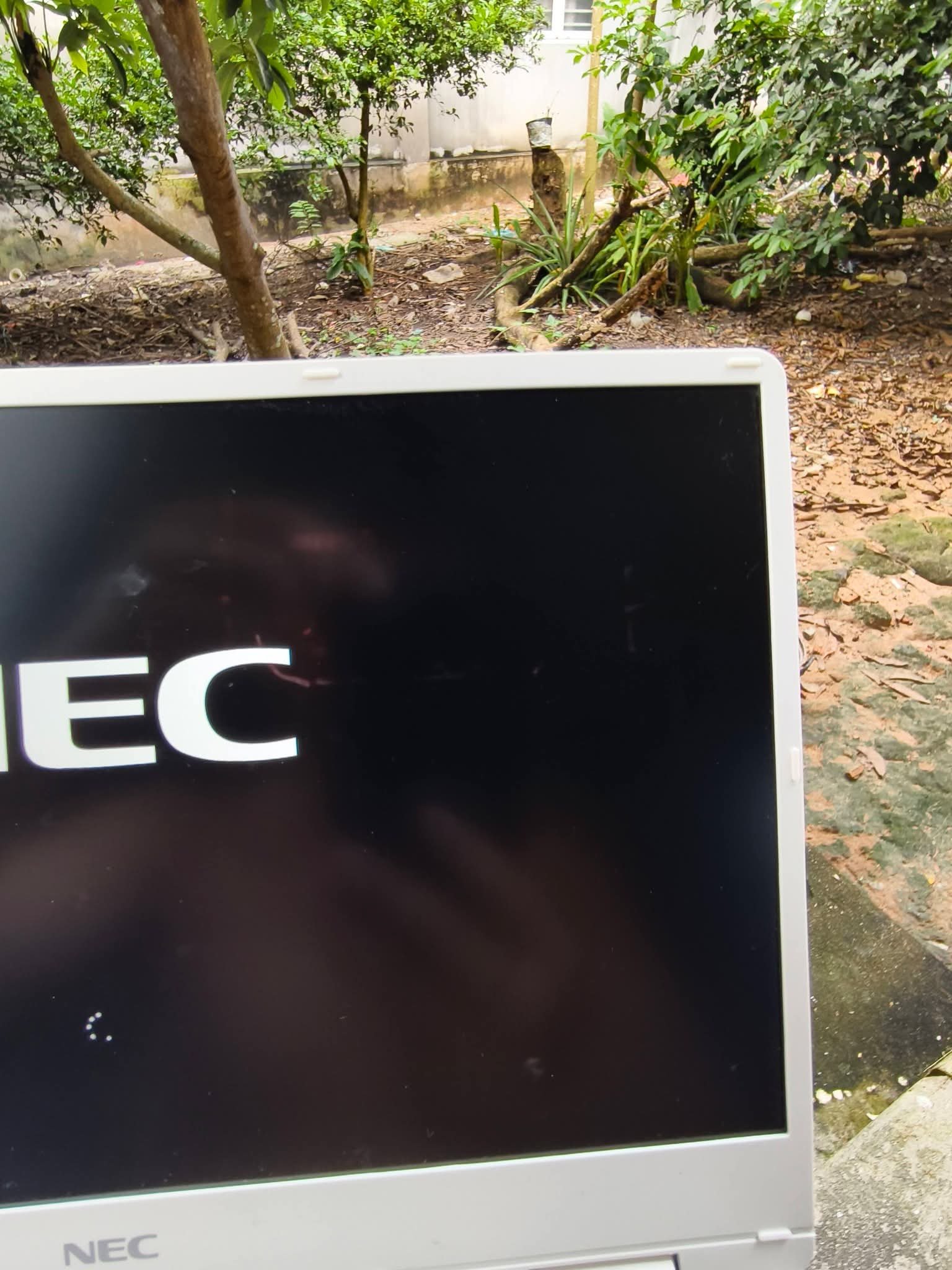 NEC LAVIE PC-NM550KAW – Core i5, Full HD IPS